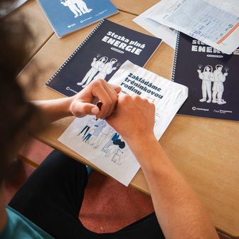Žákyně vyplňuje úkol Zakládáme tréninkovou rodinu