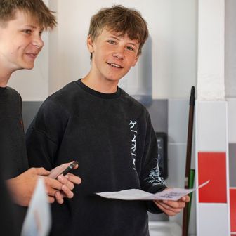 Žáci si prohlížejí pracovní list